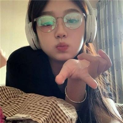三个摩登女性